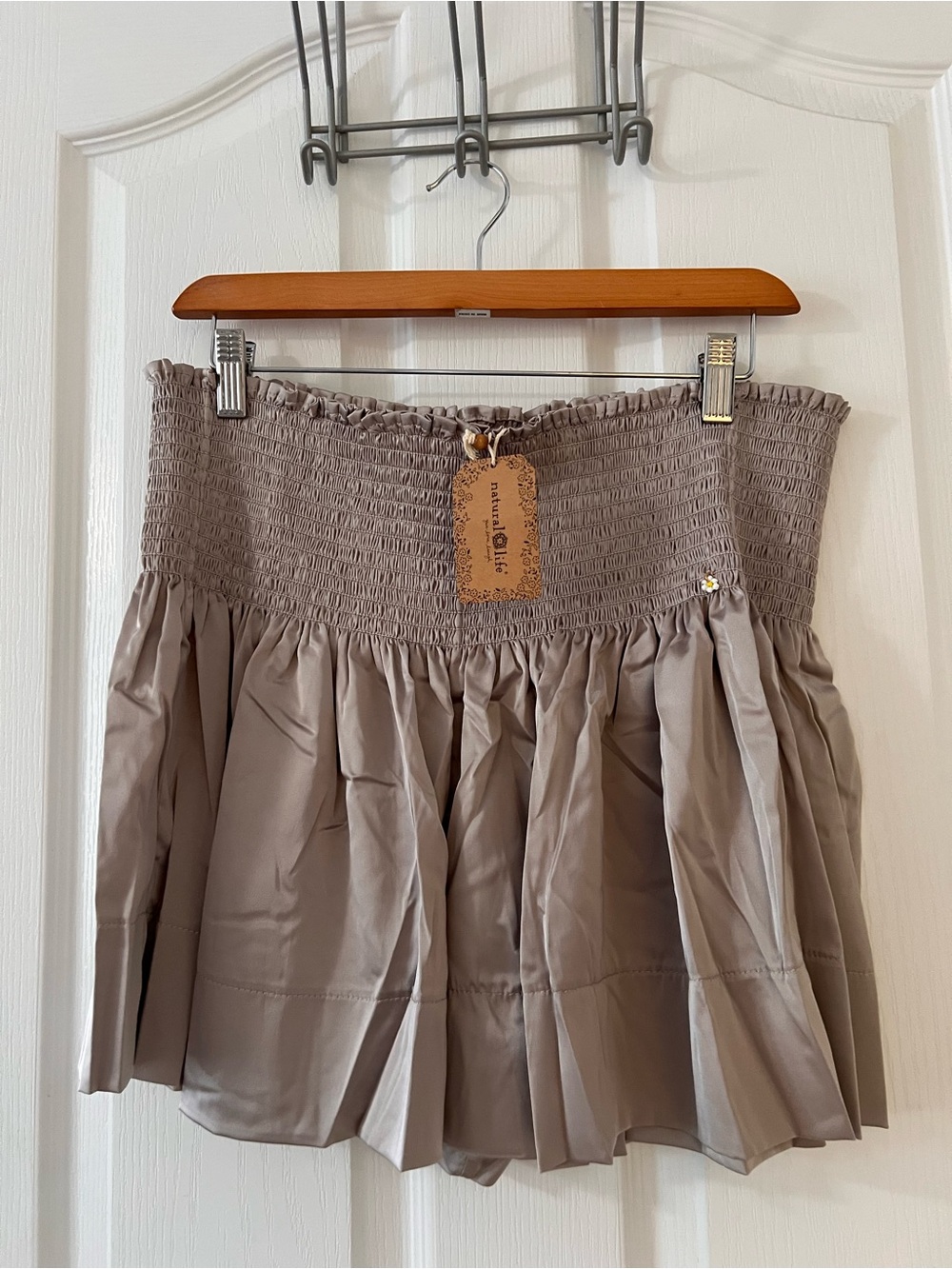 NWT NATURAL LIFE Taupe Smocked flowy shorts L/XL